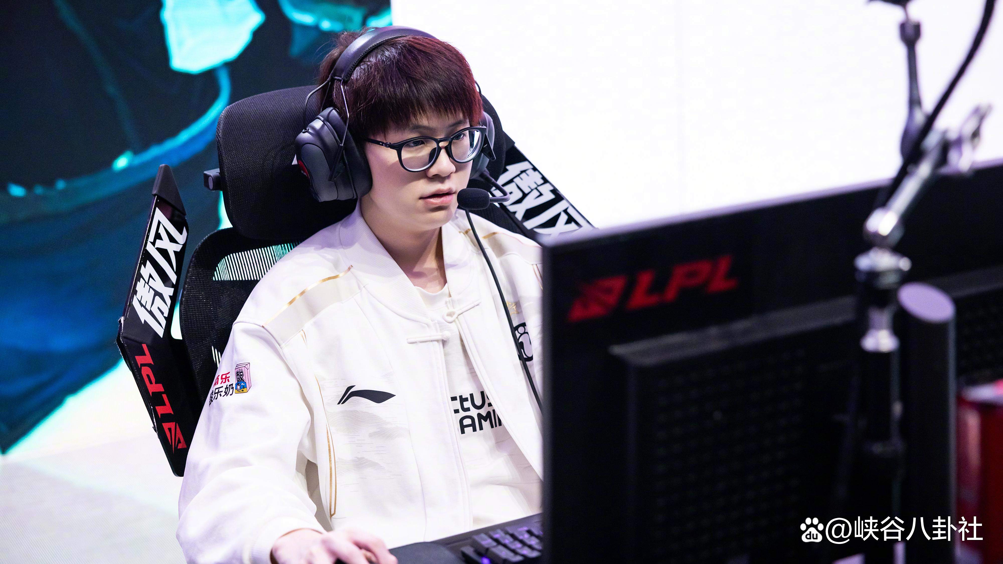 爱游戏官网包含Rookie意外战胜SKT，刷新纪录引爆全场！的词条