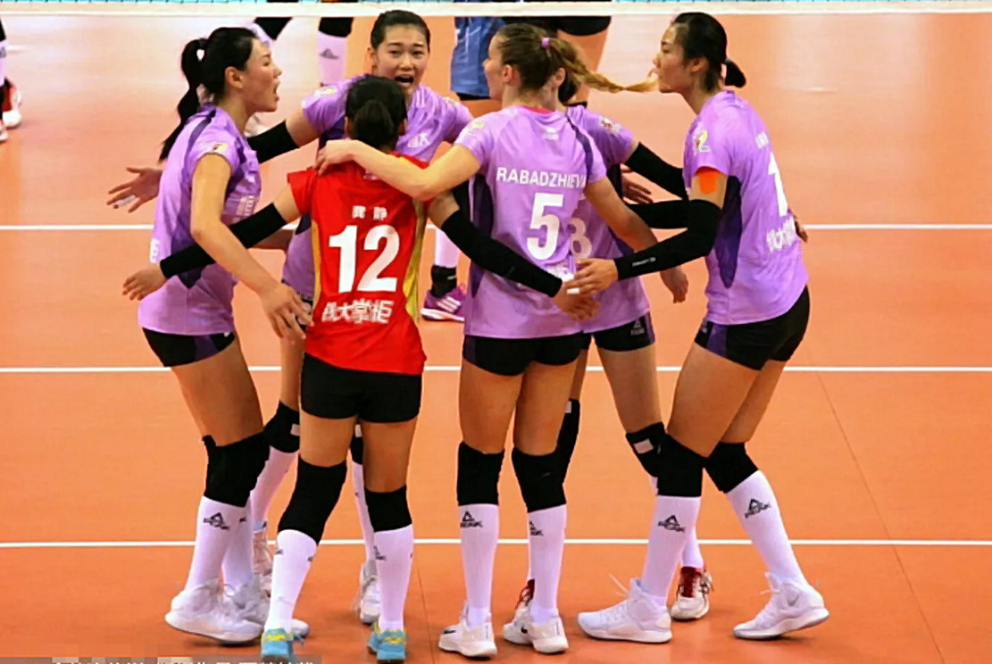 爱游戏排球联赛上演强强对话，钱塘霹雳队读秒扳平嵩山天虎队，团队配合流畅；目标直指冠军的简单介绍